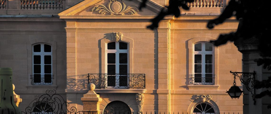 (image) façade du Grand hôtel de Bordeaux zoomée