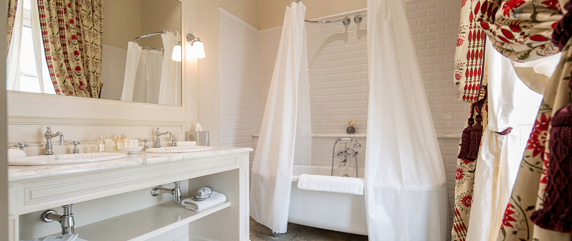 (image) salle de bain du grand hôtel de bordeaux avec baignoire et lavabo équipés de robinetterie horus