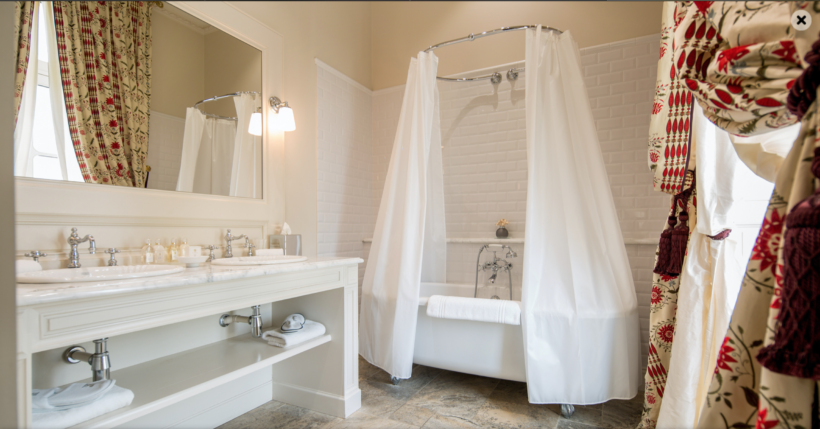 (image) Salle de bain du Grand Hôtel de Bordeaux avec baignoire et robinetterie Horus