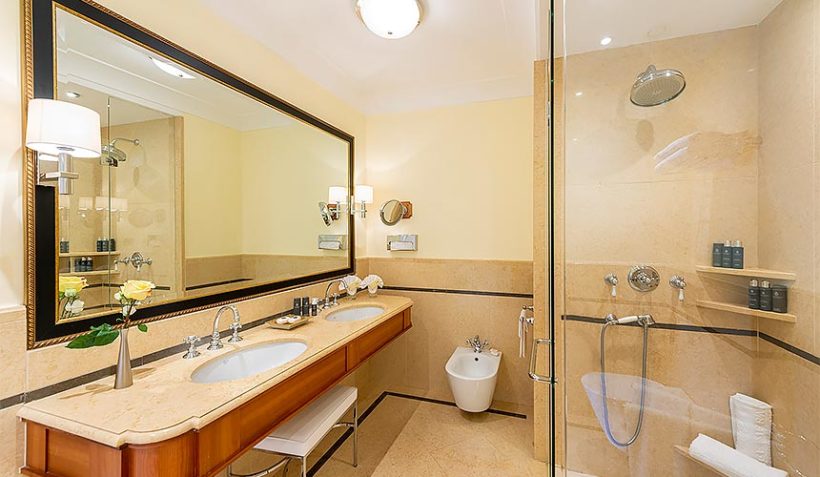 (image) salle de bain du Palace Merano avec lavabo équipé de robinetterie Horus