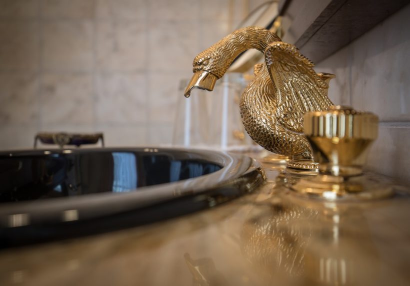 (image) lavabo de salle de bain avec robinetterie