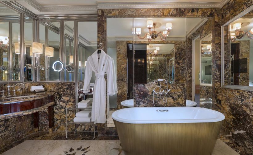 (image) salle de bain de l'hôtel Saint Régis à Singapour équipé de robinetteries Horus