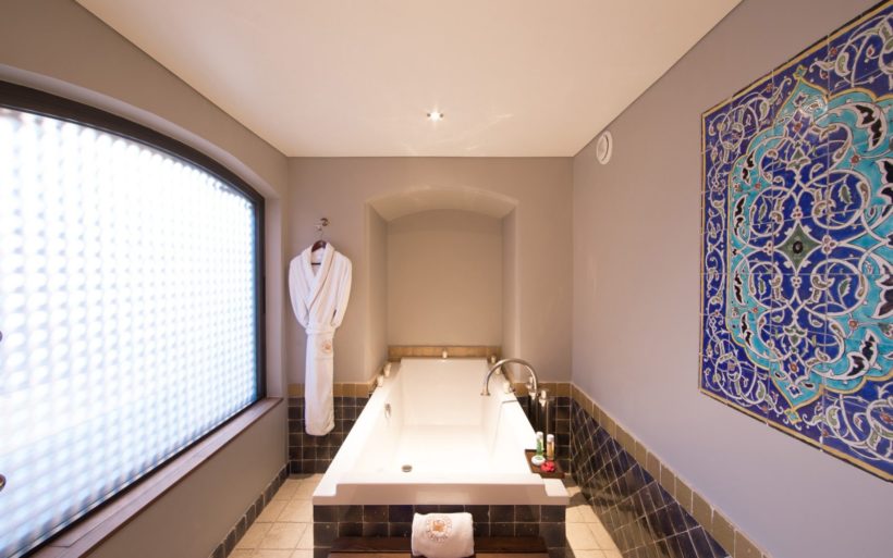 (image) une salle de bain de l'hôtel Byblos à Saint-Tropez équipé de robinetterie Horus