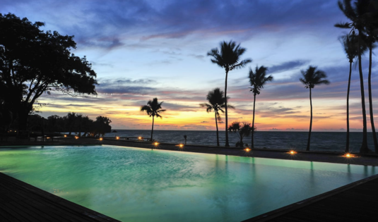 (image) Piscine de l'hôtel Anjajavy à Madagascar