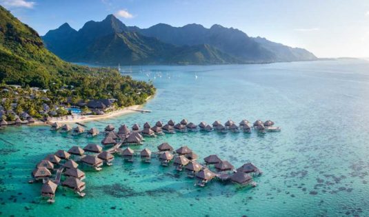 (image) Vue de l'hôtel Hilton Moorea avec la mer