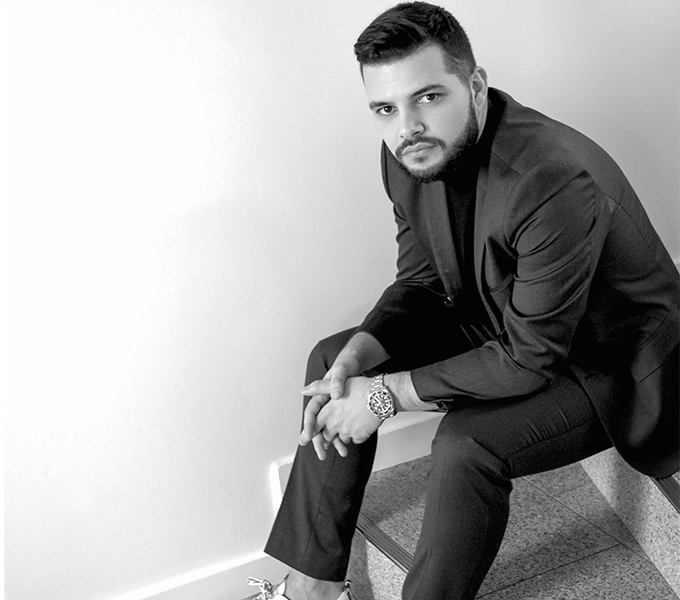 (image) photo portrait de Tristan Rodriguez assis sur des marches