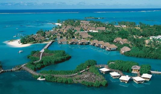 (image) Vue de l'hôtel Constance Lemuria aux Seychelles avec la mer