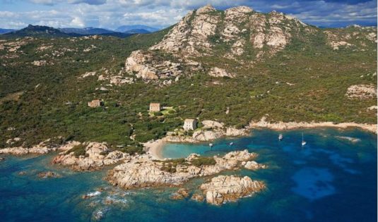 (image) Vue du Domaine de Murtoli en Corse avec la mer