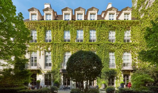 (image) Façade de l'hôtel Pavillon de la Reine à Paris