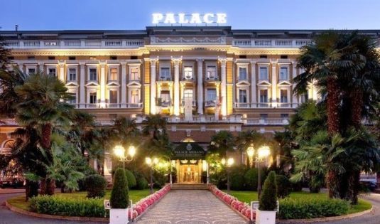 (image) Façade du Palace Merano en Italie