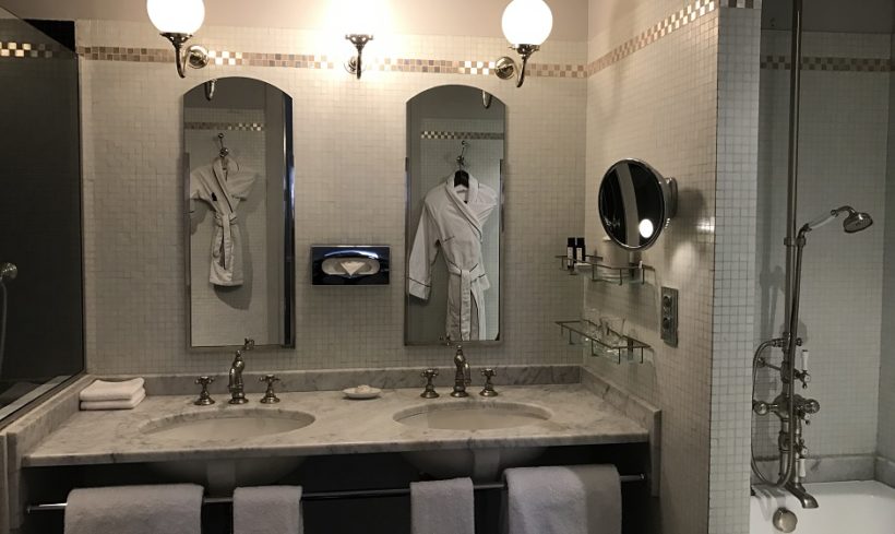 (image) salle de bain de l'hôtel Saint James à Paris avec double vasques équipées de robinetteries Horus