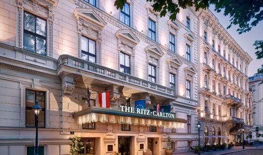 (image) Façade de l'hôtel Ritz Carlton à Vienne